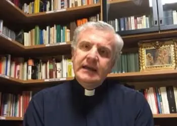 Il prete e l’amante: tentò di rapinarla e la colpì con un lingotto. Ieri il patteggiamento a un anno e quattro mesi