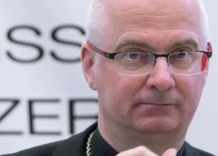 Un controverso sacerdote del Canton Vaud sarà processato per abusi su minori.