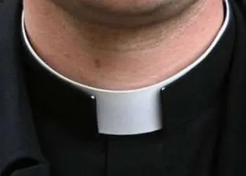 Festini gay con il prete, era tutto falso: a giudizio sacerdote e carabiniere