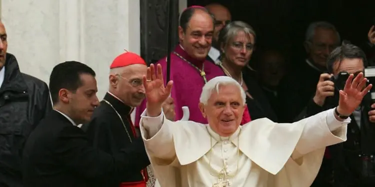 5. CON BENEDETTO XVI LE COSE NON CAMBIARONO MOLTO: DUE CASI IN COLOMBIA E ITALIA