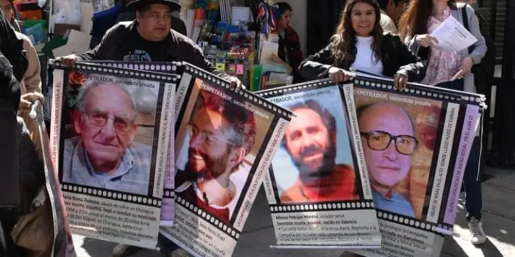 Bolivia, discarica di pedofili: le vittime denunciano i gesuiti catalani per aver trasferito abusatori per decenni