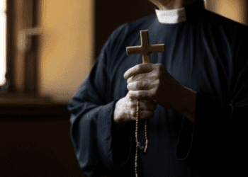 Minori abusati da 75 sacerdoti a Rhode Island, la verità da un rapporto di 300 pagine: i decenni di orrori, il sistema di coperture interne e la Diocesi