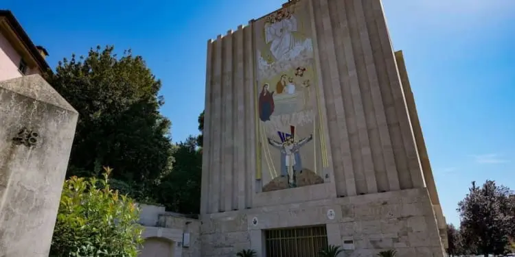 Che fare dei mosaici di un prete accusato di abusi sessuali?