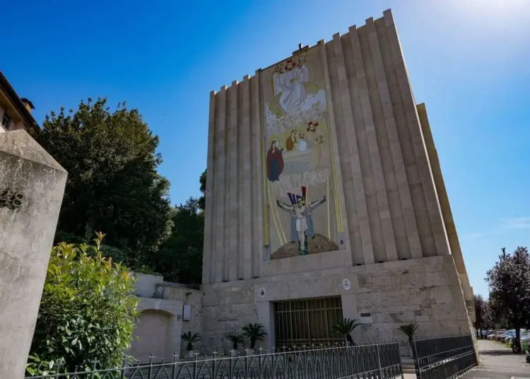 Che fare dei mosaici di un prete accusato di abusi sessuali?