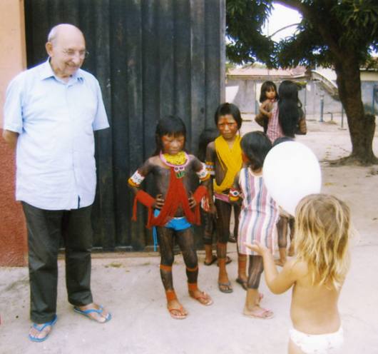 don mario pezzotti con i bambini