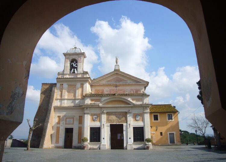 Divino Amore, nascondiglio dei preti pedofili. Viaggio nella clinica dove curano i preti orchi