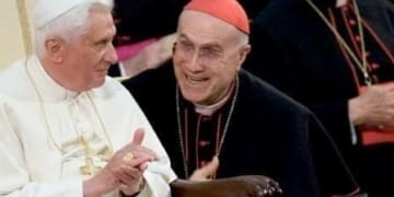 benedetto xvi bertone 1