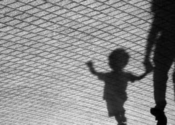 Volantinaggio del 20-4-2013 Basta bugie, fanno male ai bambini. 2 child