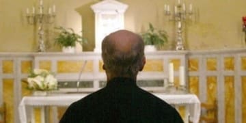 sacerdote di spalle