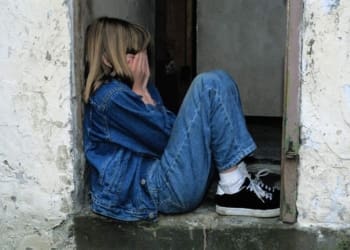 sad child sitting 1816400 1280