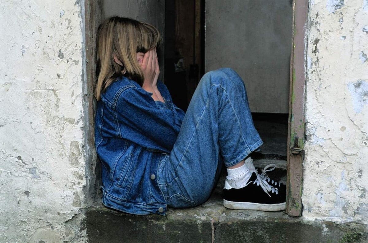 sad child sitting 1816400 1280