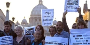 protesta vaticano contro chiesa pedofila2 1