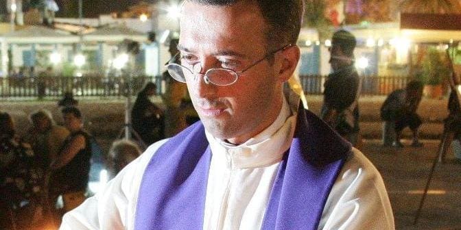Don Vito Canto mentre impartisce la comunione
