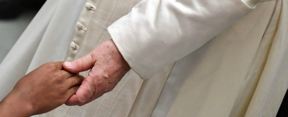 papa francesco 1350 990x403 1