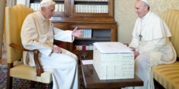 papa francesco ratzinger 640