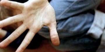 un bambino mentre subisce abusi 1650995