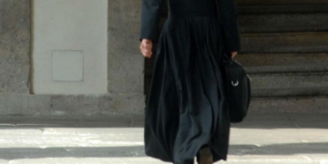 prete cammina fg.jpg 997313609