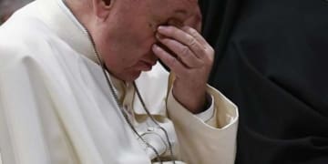 papst franziskus bei einem bussgottesdienst am dritten tag des gipfeltreffens foto vincenzo pintoafp