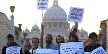 protesta vaticano contro chiesa pedofila8