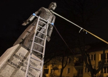l definitivamente rimossa la statua del prete accusato di pedofilia g96p