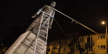 l definitivamente rimossa la statua del prete accusato di pedofilia g96p