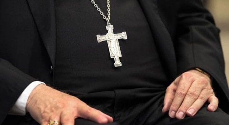 prete pedofilia pedofilo sacerdote 2 735x400 1