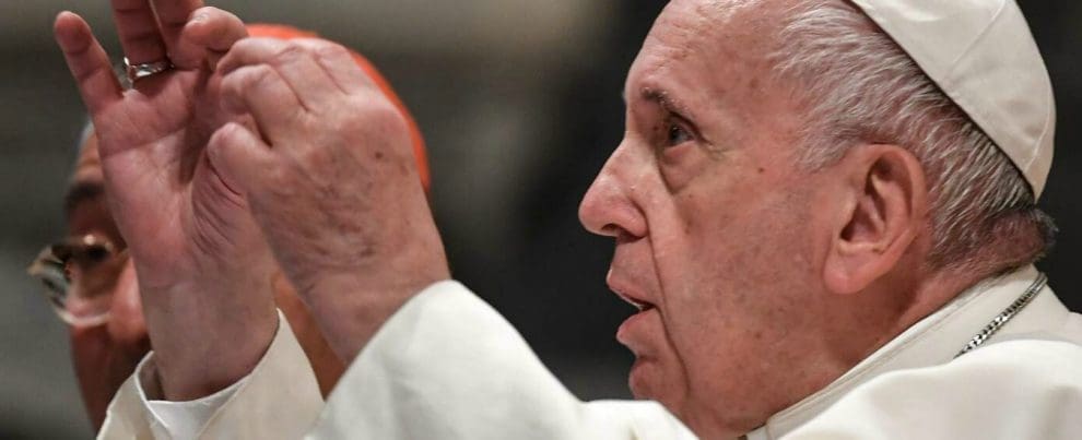 papa francesco 1350 990x403 1
