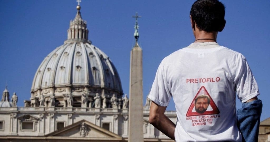 Francesco Zanardi, presidente dell'associazione L'Abuso (contro gli abusi dei preti pedofili) davanti a San Pietro, Citta' del Vaticano, 11 ottobre 2011. Zanardi ha consegnato insieme ad Alberto Sala, presidente dell'associazione Piccolo Alan, una lettera per il Papa con cui si chiede un'applicazione severa delle linee guida contro la pedofilia nel clero. ANSA