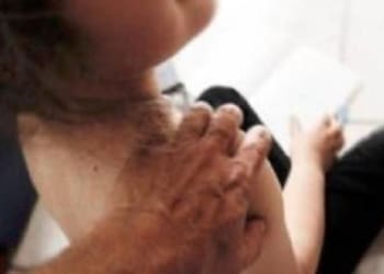 bambina stuprata nel condominio di casa trovate tra le scale sanguinante internapoli 2167327