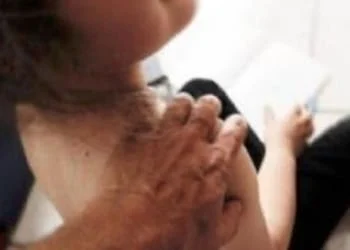 bambina stuprata nel condominio di casa trovate tra le scale sanguinante internapoli 2167327