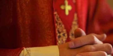 Sacerdote cattolico sullaltare in preghiera durante la messa