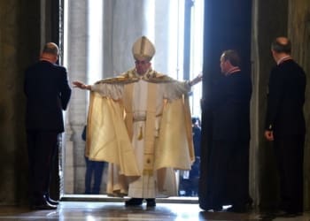 Pope Francis opens the Holy Door of Saint Peter's Basilica, formally starting the Jubilee of Mercy, at the Vatican City, 08 December 2015.
ANSA/ETTORE FERRARI