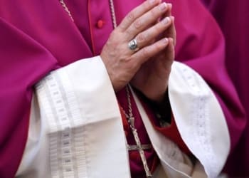 vescovo prete chiesa ansa 2