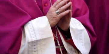vescovo prete chiesa ansa 2