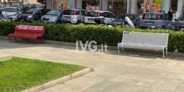 panchine tematiche panchina rossa bianca piazza giulio ii savona 807855