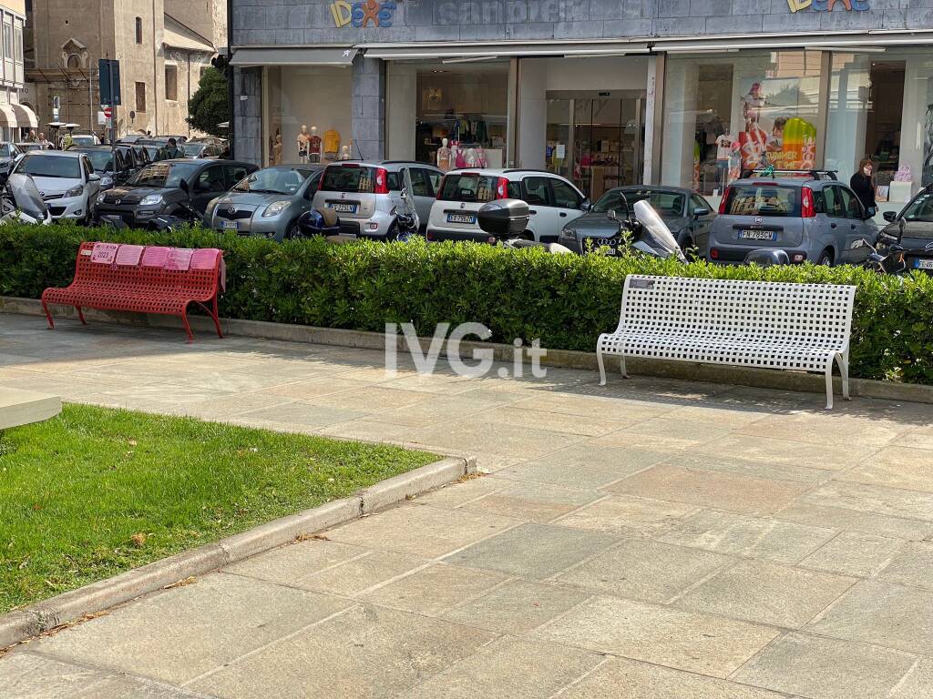 panchine tematiche panchina rossa bianca piazza giulio ii savona 807855