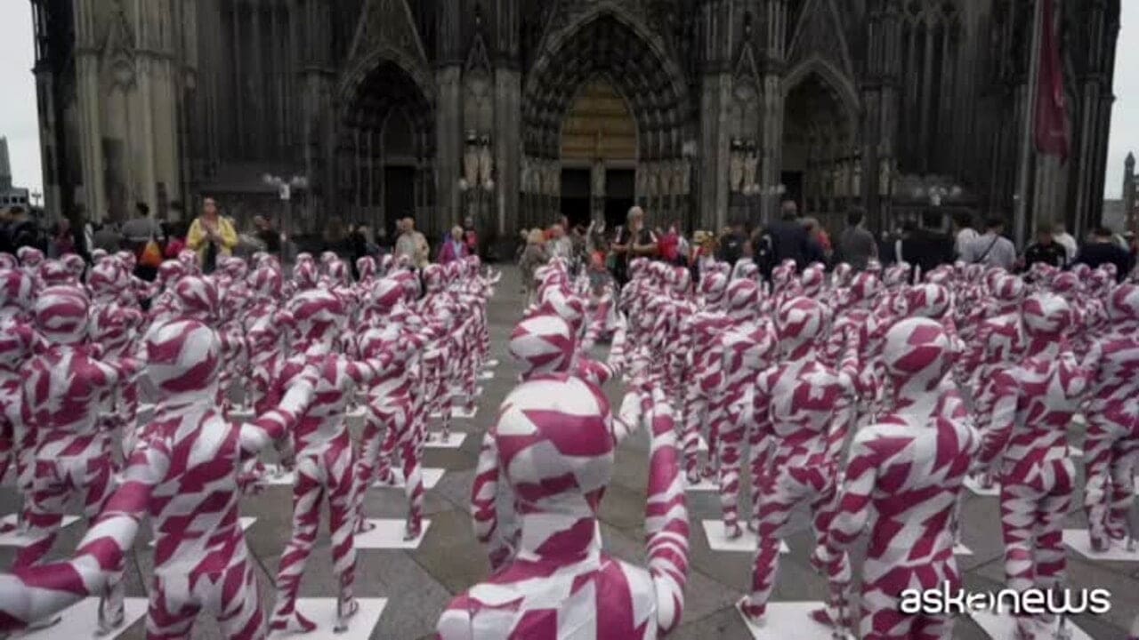 Manichini bambino davanti al Duomo di Colonia stop abusi nella Chiesa