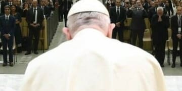 7655483 26173014 papa di schiena