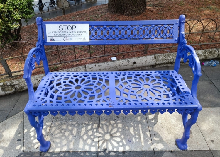 A Enna panchina contro le violenze di esponenti del clero 2 A Enna panchina contro le violenze di esponenti del clero