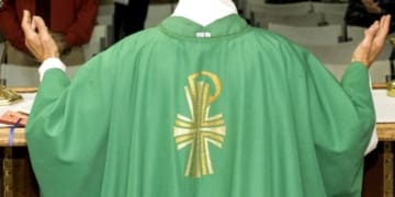 Un sacerdote durante una funzione religiosa foto darchivio BresciaToday