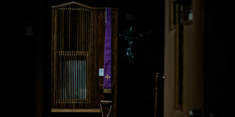 Messina: prete arrestato per abusi sessuali su una donna ospite di una casa accoglienza