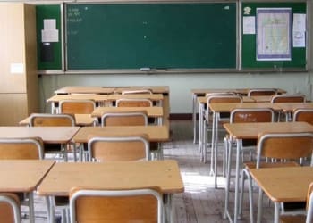 classe banchi vuoti a scuola 2 2 3