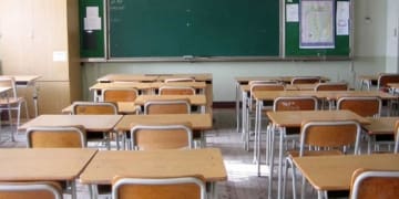 classe banchi vuoti a scuola 2 2 3