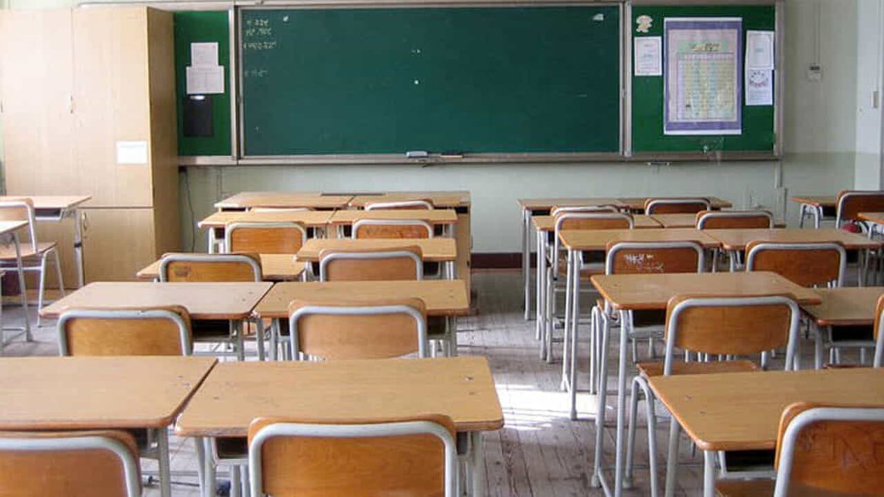 classe banchi vuoti a scuola 2 2 3