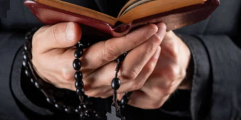 Pedofilia e clero: nel Vco segnalati 6 casi negli ultimi 25 anni 6 Prete 21 970x485 1