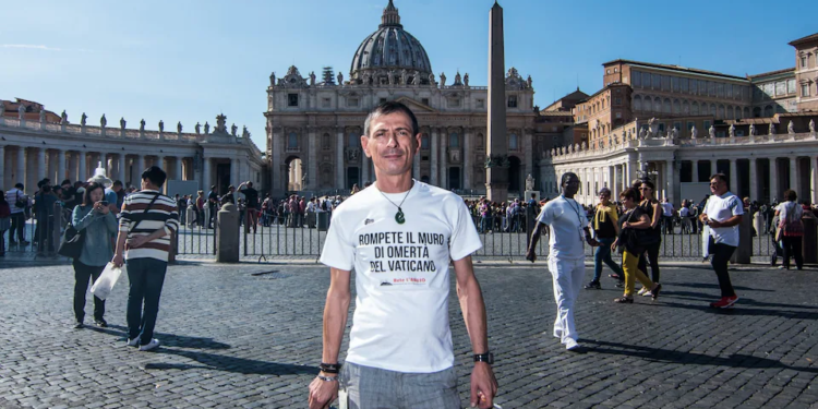 Le vittime di abusi sessuali continuano a fare pressione sul nuovo papa