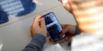 cellulare a scuola lapresse