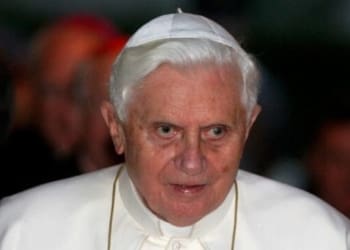 Pedo­fi­lia & Ior: le mail di Epstein sull’ex Pon­te­fice