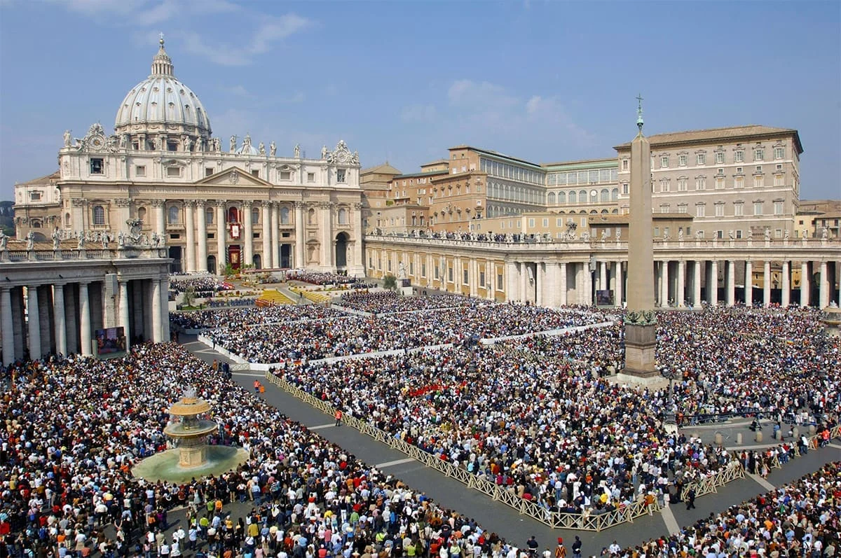 piazza san pietro angelus folla