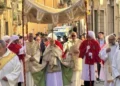 Il cardinale Zuppi premia il vescovo imputato per falsa testimonianza